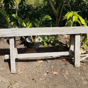 Oude authentieke bankjes en krukjes