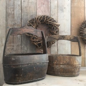 Oude houten bak met hengsel